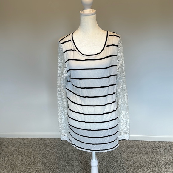 Tops - Lace sleeve Tshirt